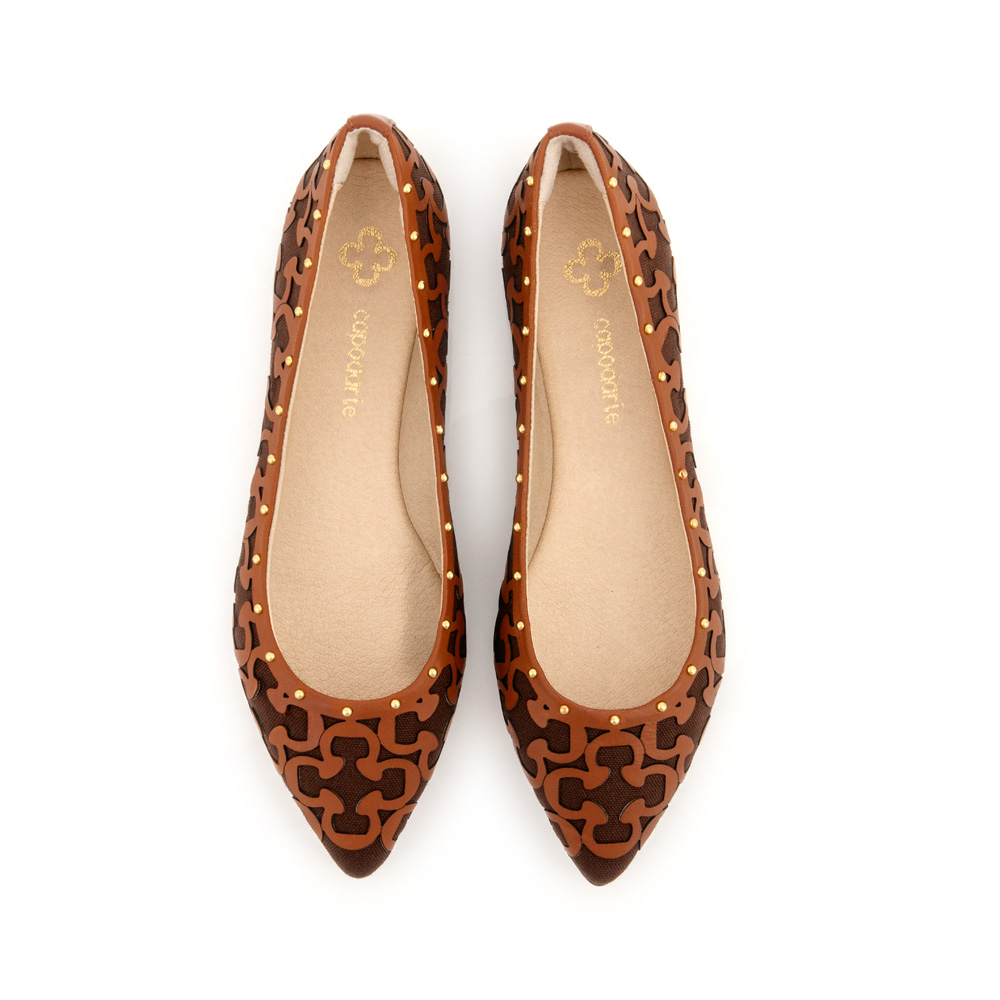 SAPATILHA CARAMELO BICO FINO RECORTE E TACHAS image number 4