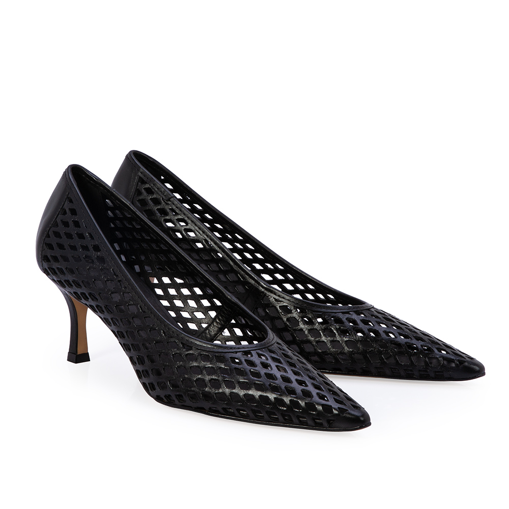 SCARPIN SALTO M&Eacute;DIO PRETO DE COURO VAZADO image number 1