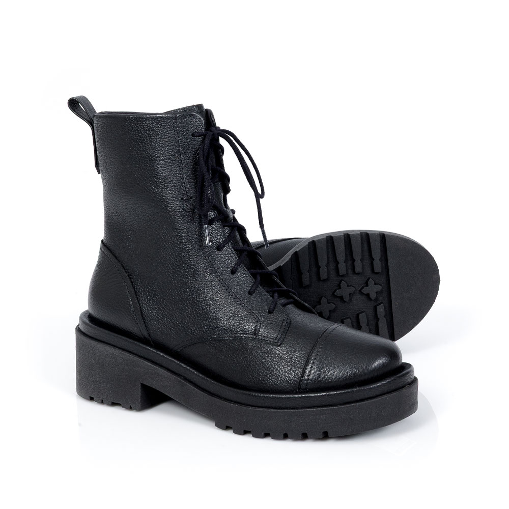 BOTA COTURNO PRETA DE COURO TRATORADO image number 3