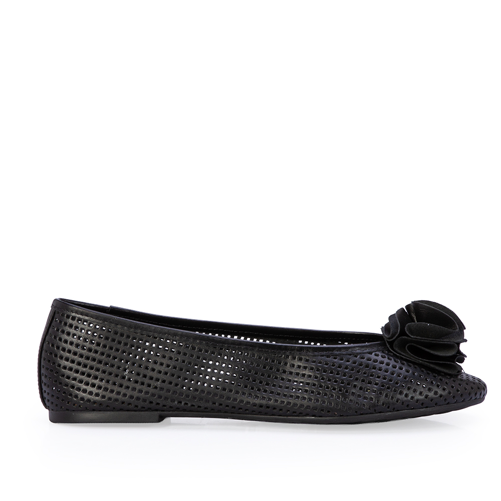 SAPATILHA PRETA DE COURO VAZADO image number 0