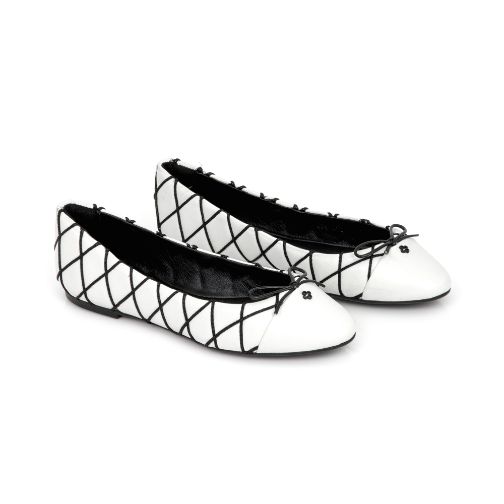 SAPATILHA COURO PRETO E BRANCO LA&Ccedil;O image number 1