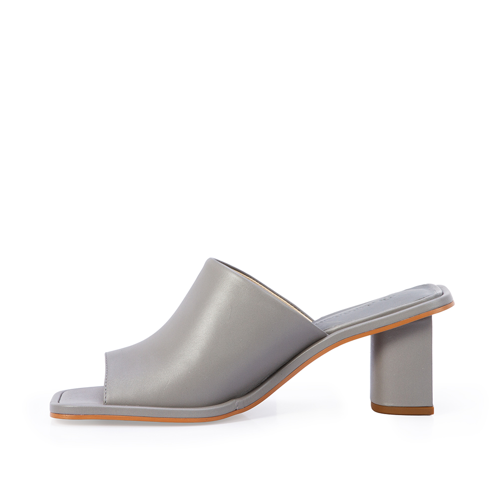 MULE CINZA CARBONO SALTO BAIXO DE COURO image number 2