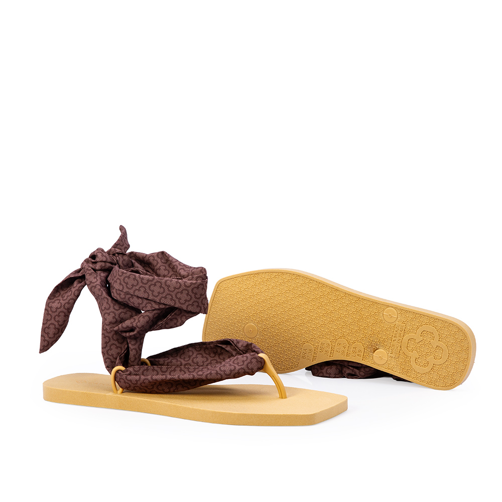 CHINELO BEGE COM LEN&Ccedil;O DE AMARRA&Ccedil;&Atilde;O MONOGRAMA image number 3