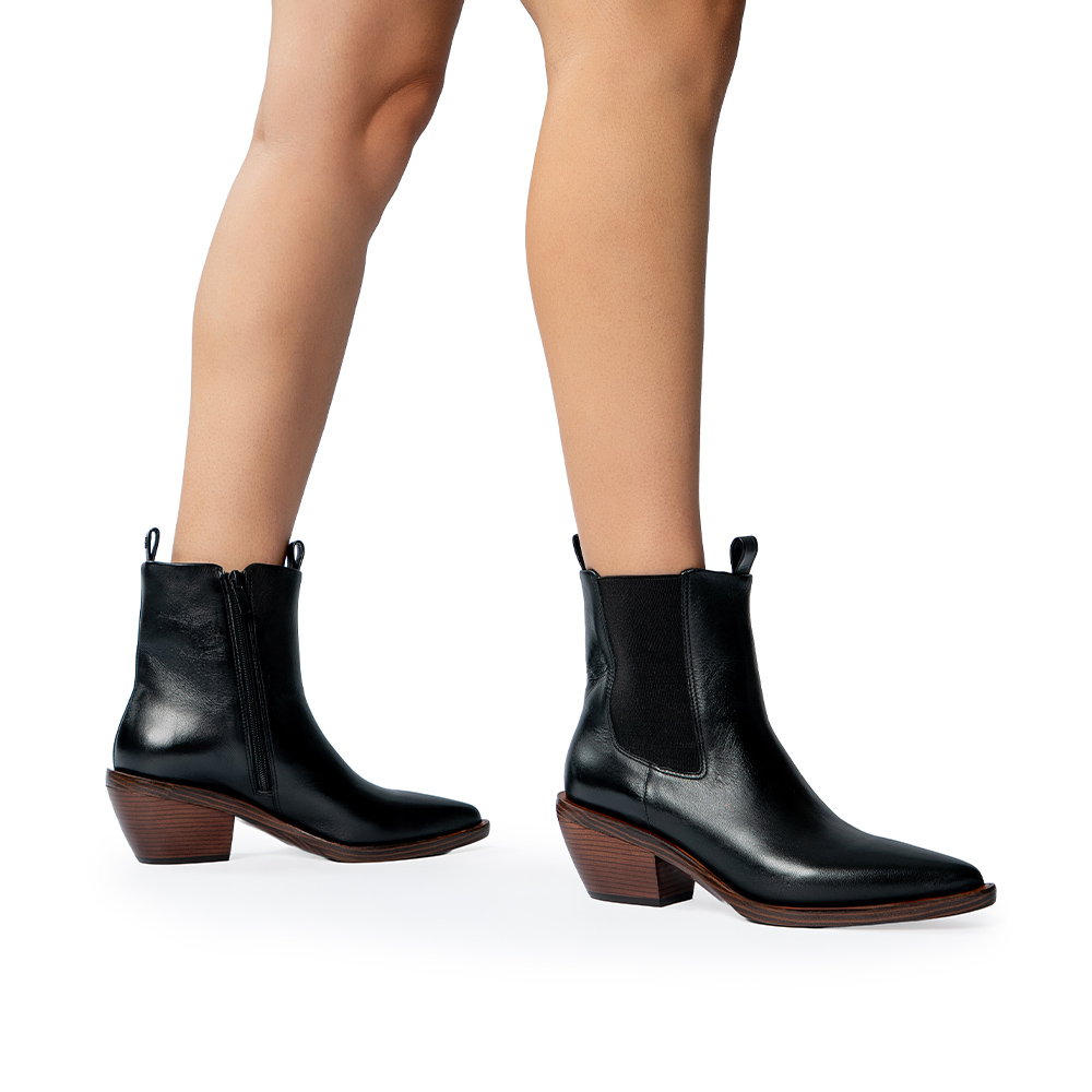 BOTA PRETA COURO CANO CURTO BICO FINO image number 1