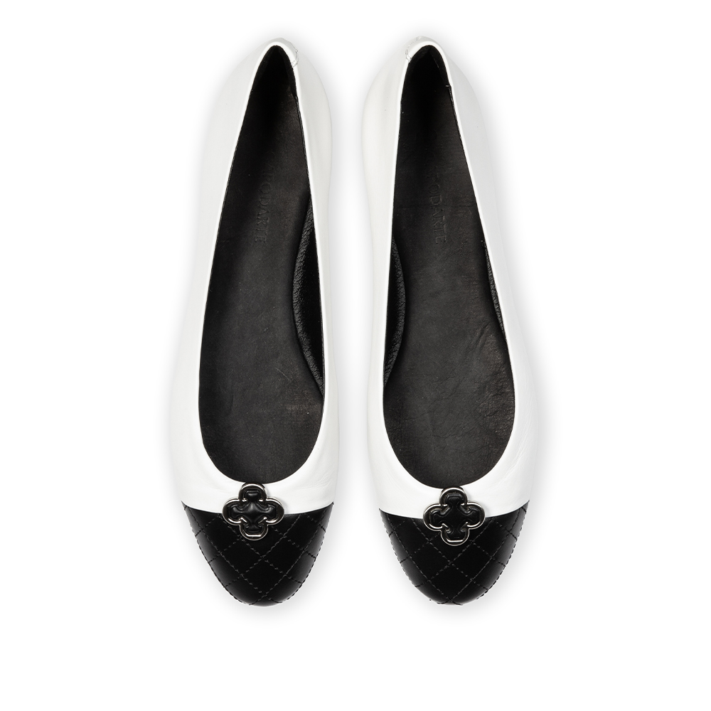 SAPATILHA PRETA E BRANCA DE COURO BICO REDONDO image number 4