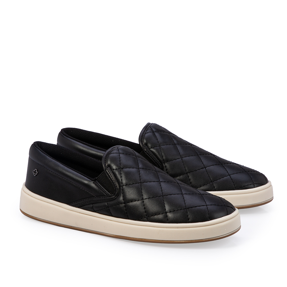 T&Ecirc;NIS SLIP ON PRETO MATELASS&Ecirc; FEMININO image number 1