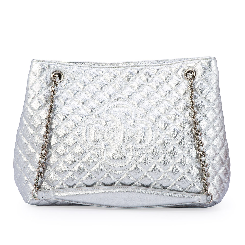 BOLSA M&Eacute;DIA PRATEADA COURO MATELASS&Ecirc; CARINA image number 1