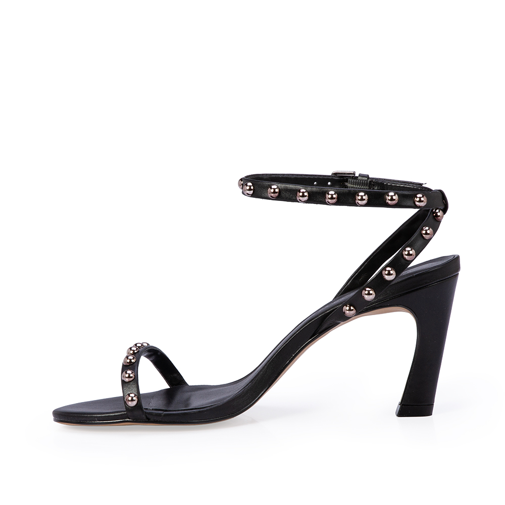 SAND&Aacute;LIA PRETA SALTO M&Eacute;DIO DE COURO REBITES image number 2