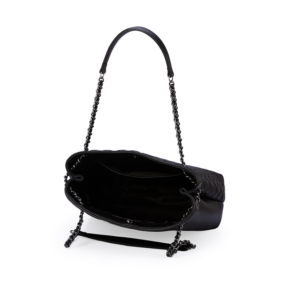 BOLSA HOBO PRETA DE COURO MATELASS&Ecirc; CARINA image number 4