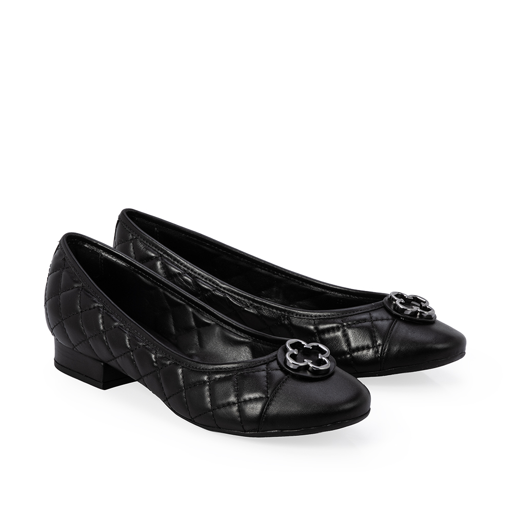 SCARPIN SALTO BAIXO DE COURO PRETO MATELASS&Ecirc; image number 1