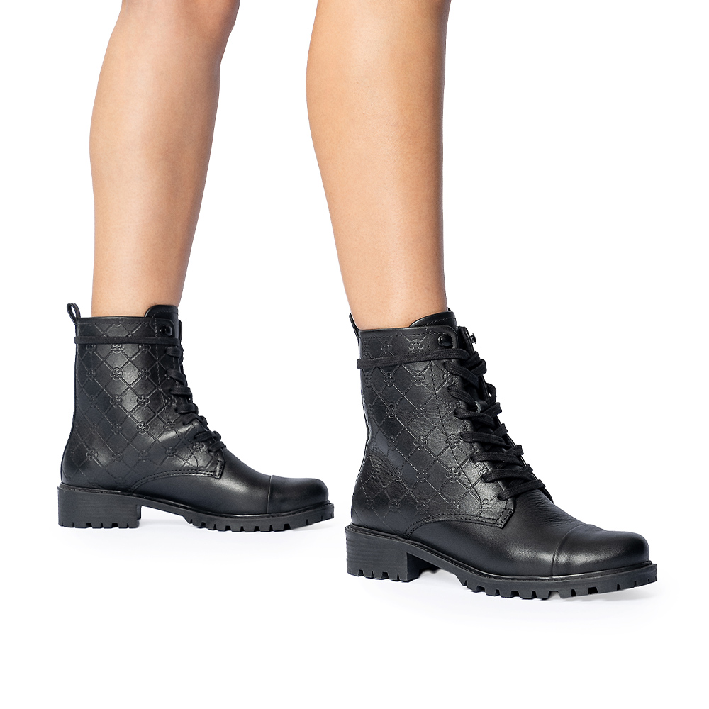 BOTA COTURNO PRETA DE COURO MONOGRAMA image number 1