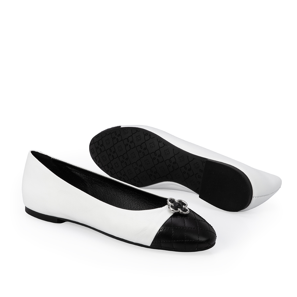 SAPATILHA PRETA E BRANCA DE COURO BICO REDONDO image number 3