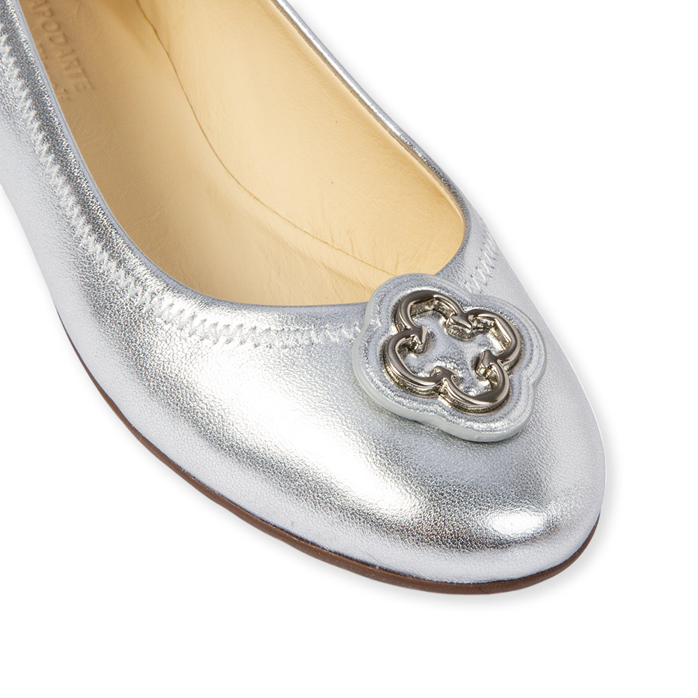 SAPATILHA INFANTIL PRATEADA METALIZADA DE COURO CATHERINE image number 2