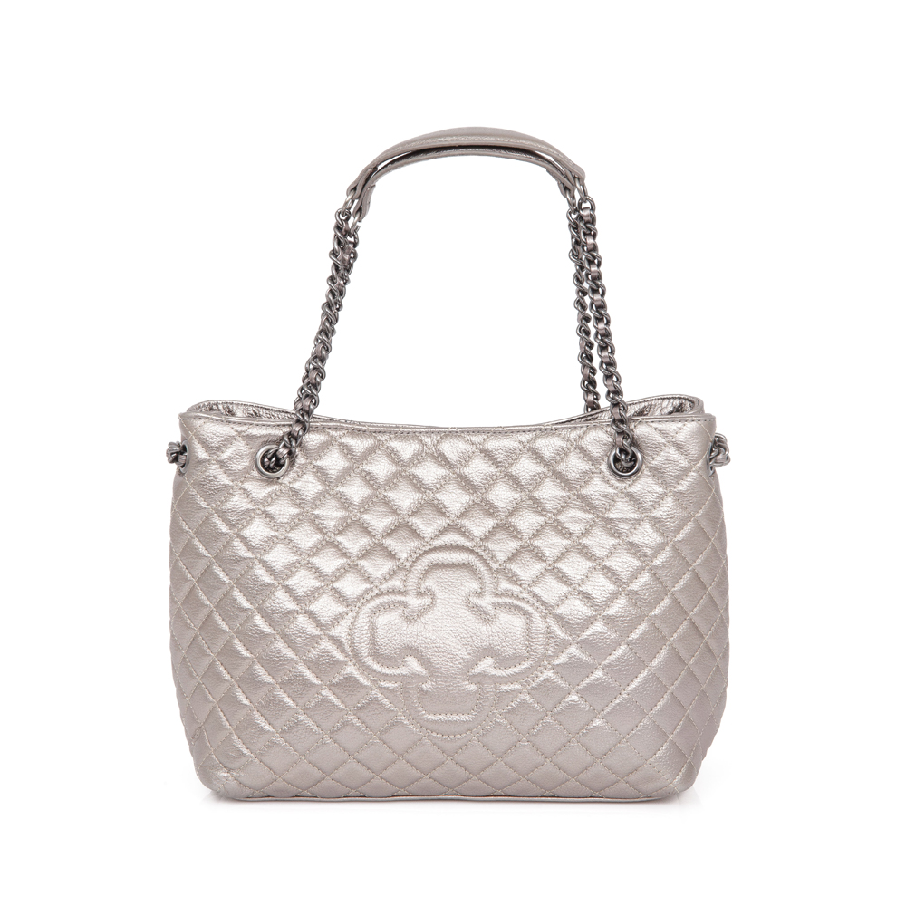 BOLSA M&Eacute;DIA CINZA PEWTER DE COURO MATELASS&Ecirc; CARINA image number 0