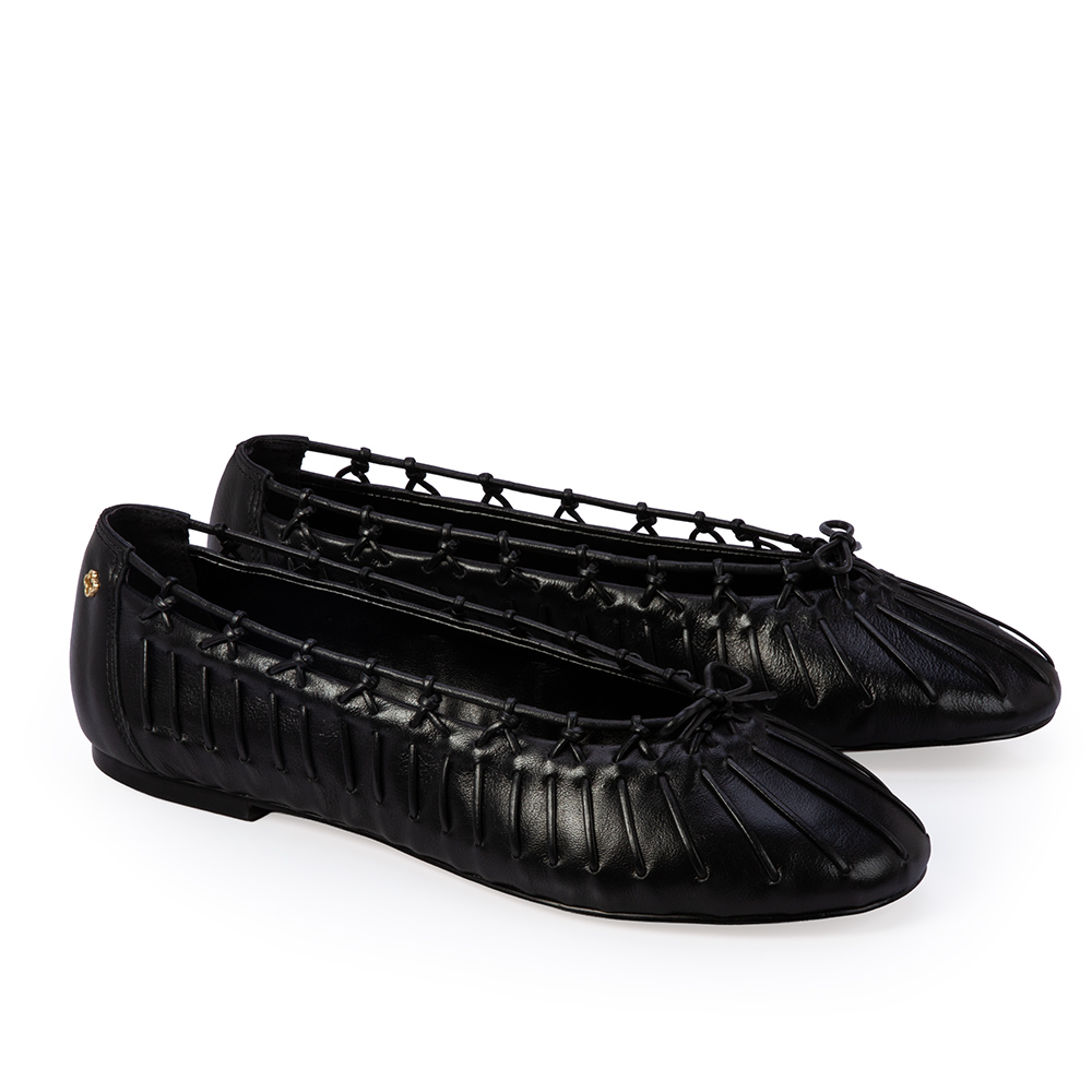 SAPATILHA PRETA DE COURO COM TRAMA image number 1