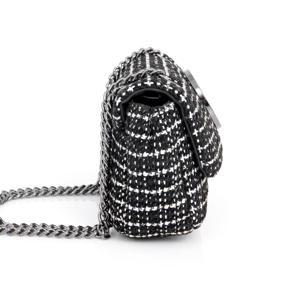 BOLSA PEQUENA TWEED PRETA E BRANCA ALÇA CORRENTE image number 2