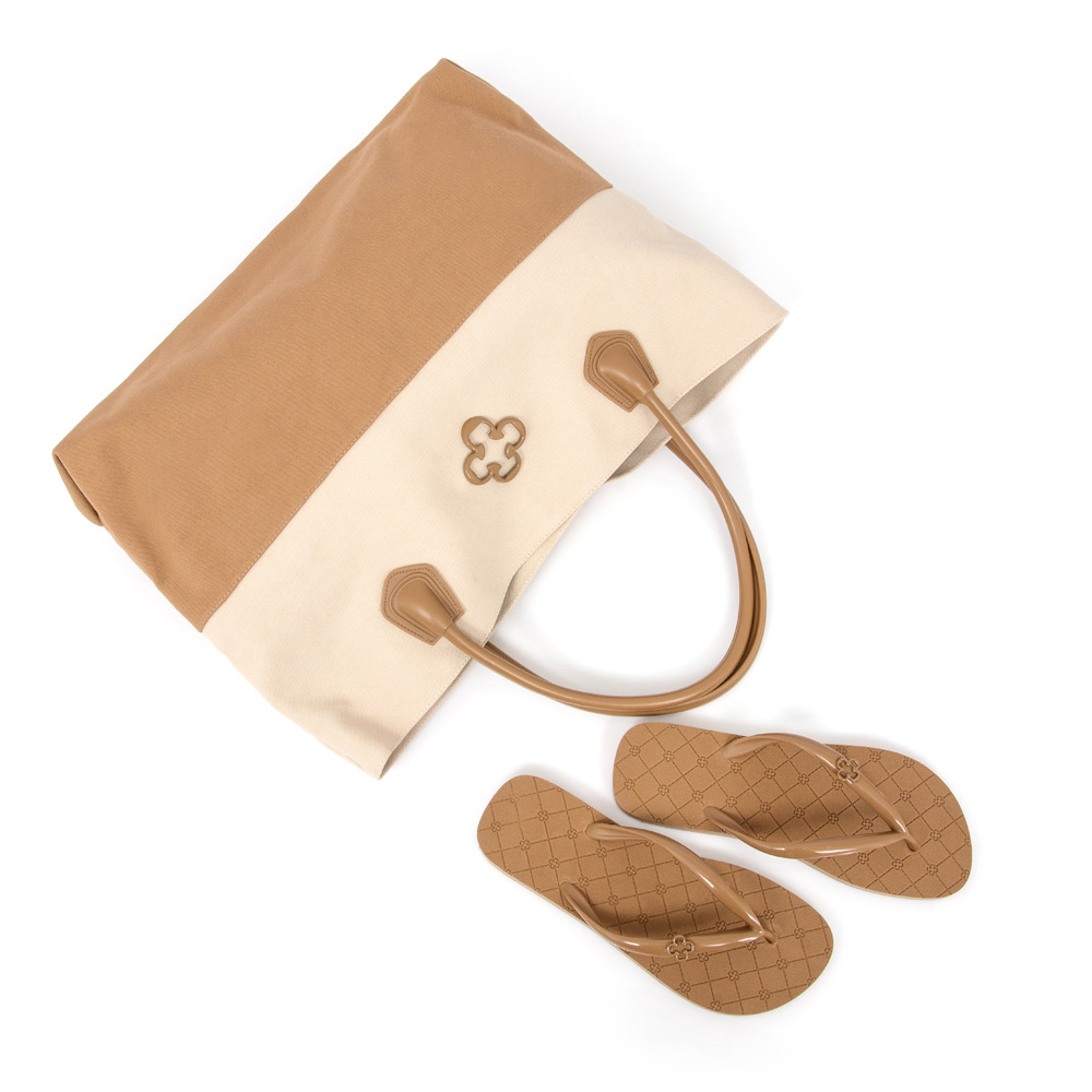 KIT BOLSA BEGE LONA E CHINELO MONOGRAMA image number 1