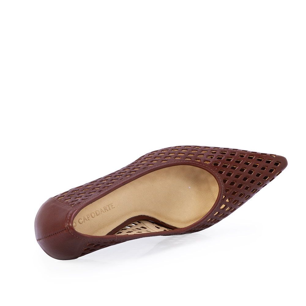 SCARPIN SALTO M&Eacute;DIO MARROM &Eacute;BANO DE COURO VAZADO image number 4