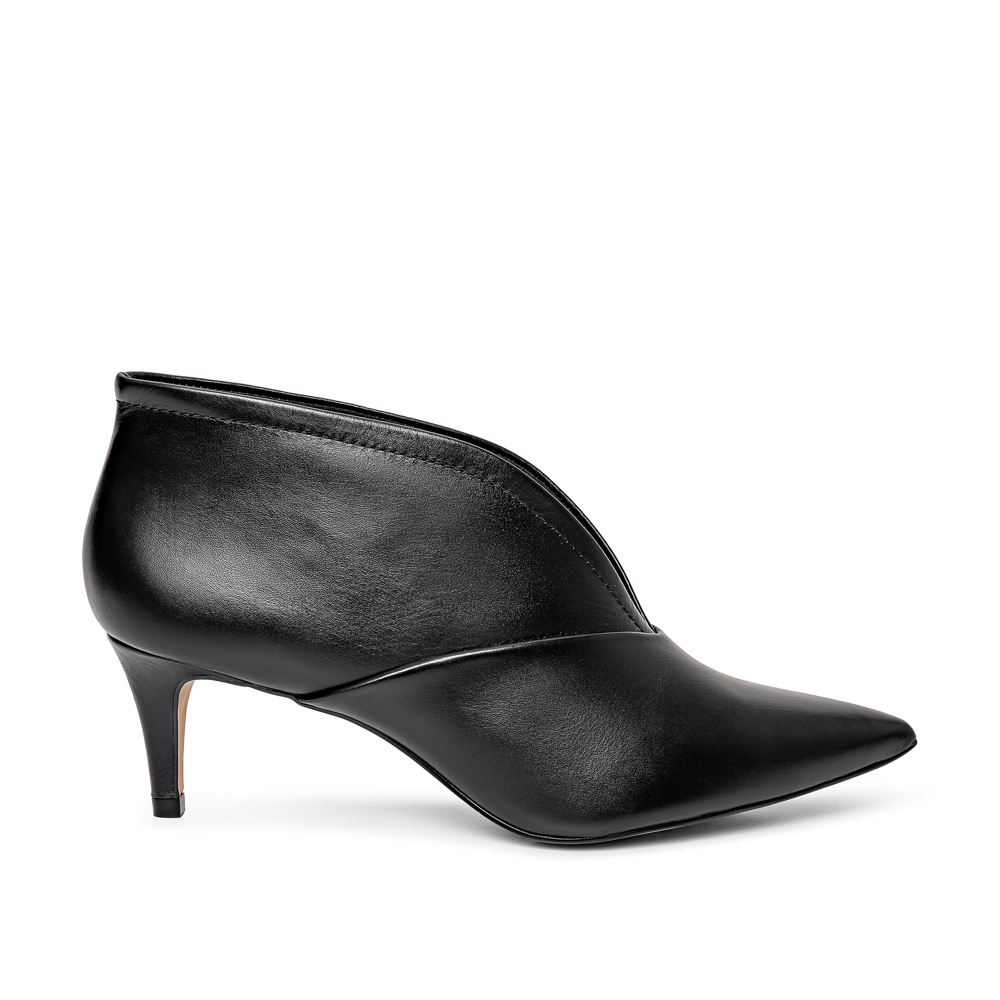 BOTA CANO CURTO PRETA DE COURO image number 0