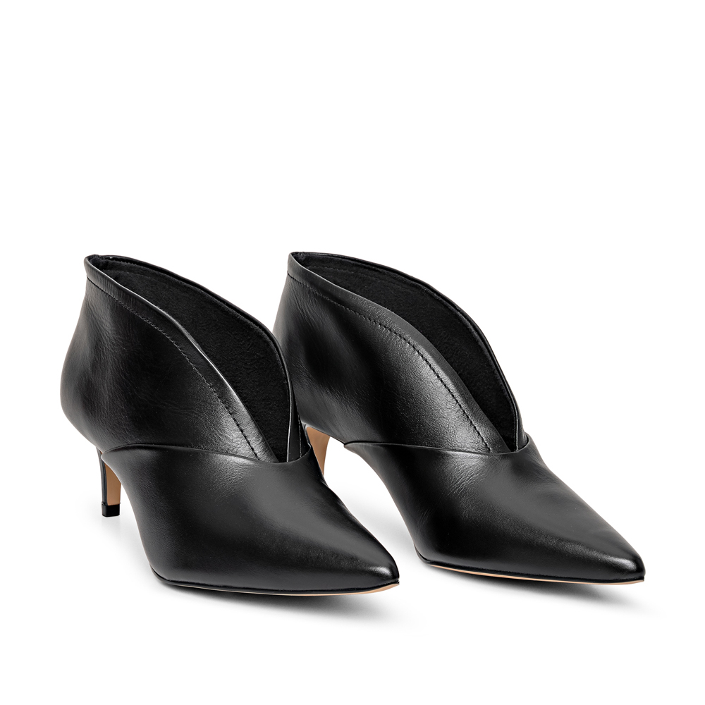 BOTA CANO CURTO PRETA DE COURO image number 1